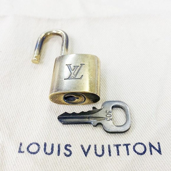 LOUIS VUITTON LV 10 SET PADLOCK KEY BAG CHARM CADENA GOLD-PLATED FRANCE 80MT810 - Picture 3 of 4